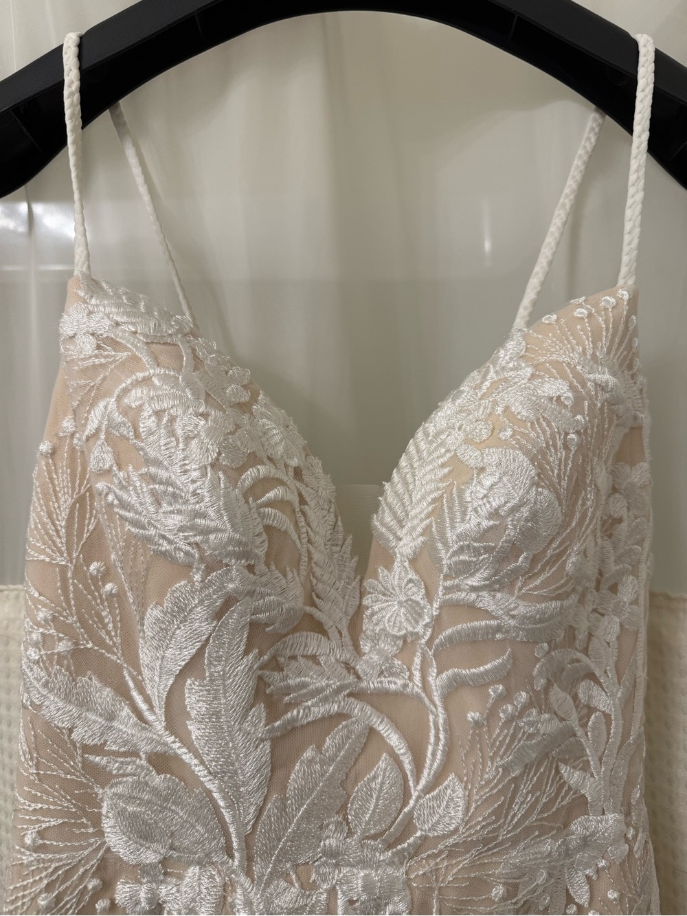 Avery Austin Celine Wedding Dress Size 6, 56" inseam, NWT, mermaid style, lace - Picture 4 of 10